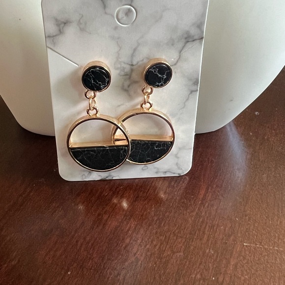 Geometric shaped earrings - Picture 2 of 2